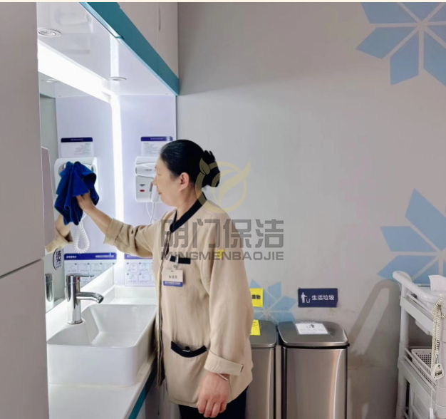 為啥現(xiàn)在保潔都外包？因為保潔公司專業(yè)嗎？